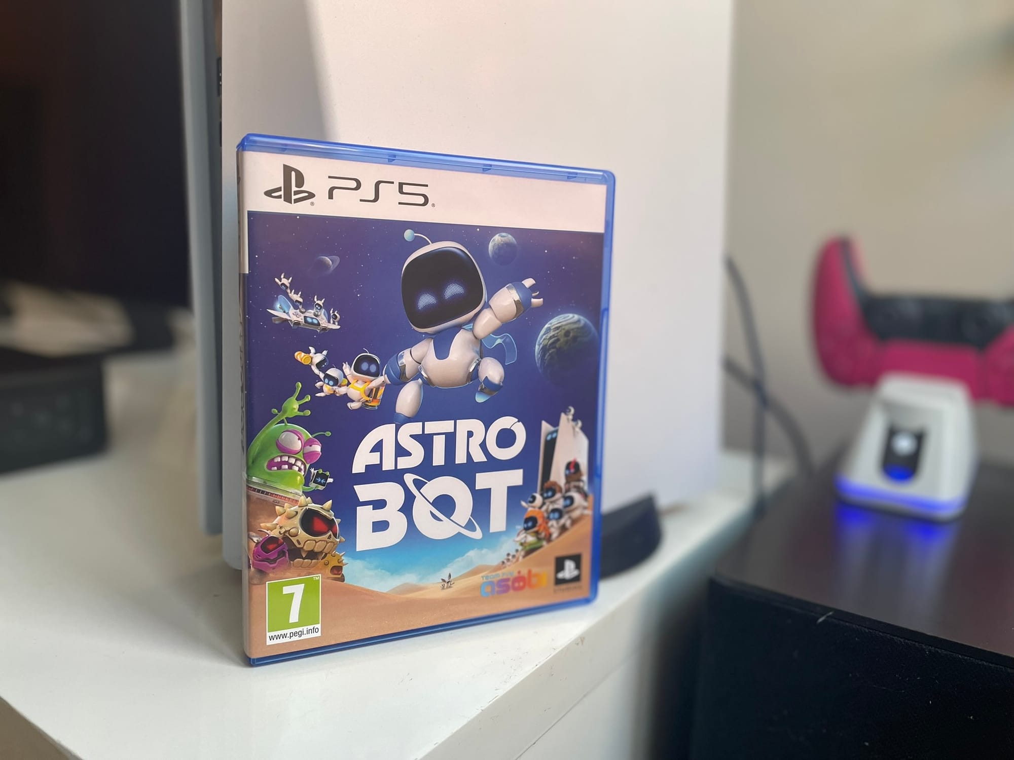 Astro Bot pelin kotelo tv-tasolla PS5-konsolia vasten.